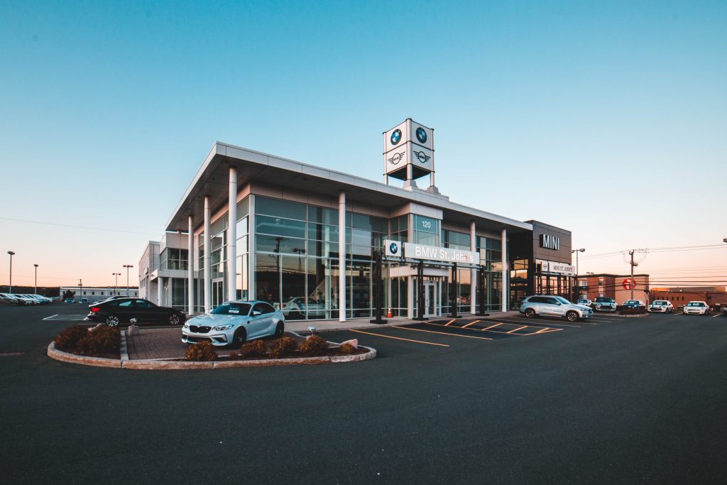 Car dealership with live chat